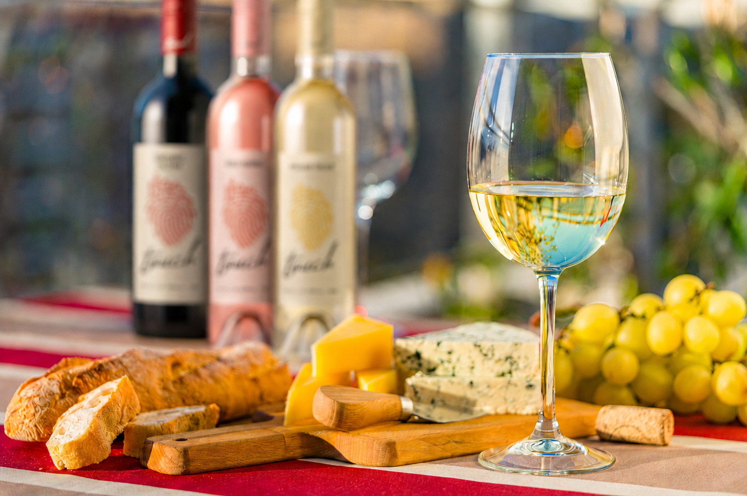 Vino i jelo na stolu